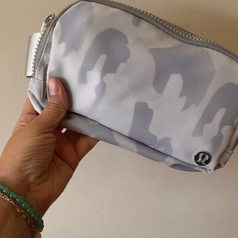 Lululemon Everywhere Crossbody Belt Bag 1L - Gray Camo - Picture 4 of 6